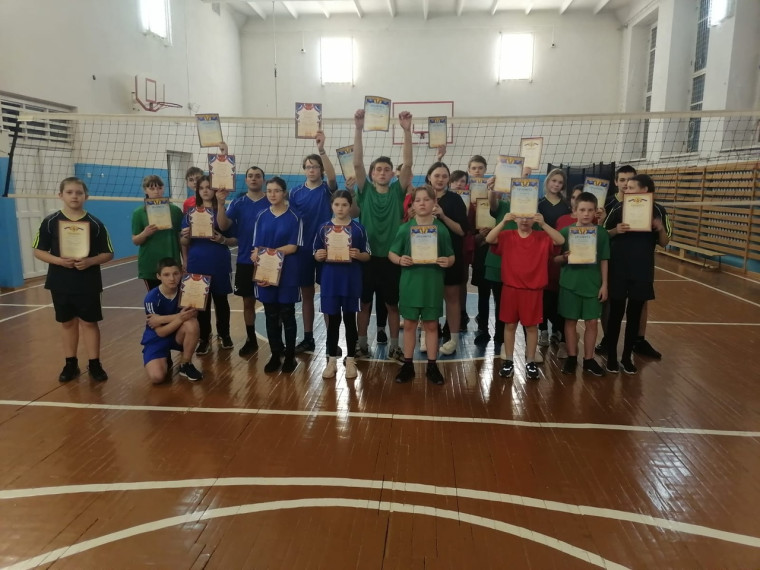 Школьные соревнования по волейболу.